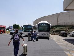 13:30　メキシコシティ空港に到着してバスに乗ります