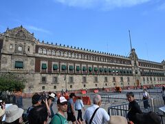国立宮殿（ Palacio Nacional）
メキシコの連邦行政機関の建物でソカロ広場に面して建っている