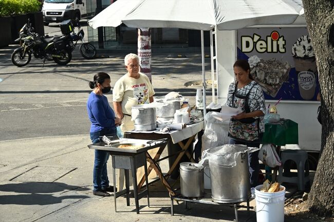 9時過ぎに営業している屋台<br />何を売っているのか不明です