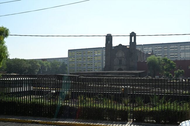 三文化広場の「三文化」とは①古代メキシコ文明（遺跡）、②キリスト教文化（教会）、現代文明（鉄筋アパート）　だそうです。