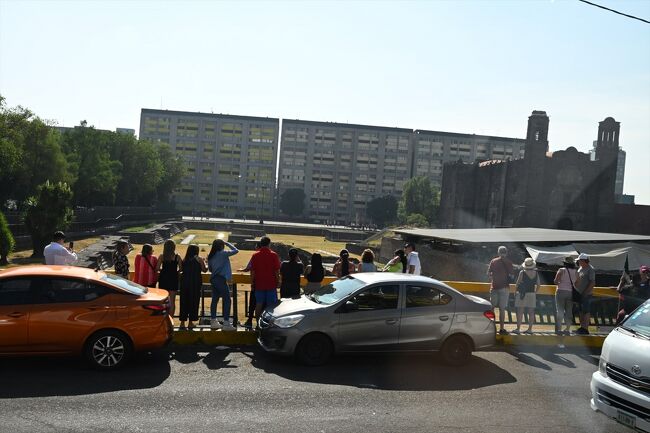 乗用車を停めて三文化広場を見学する人達