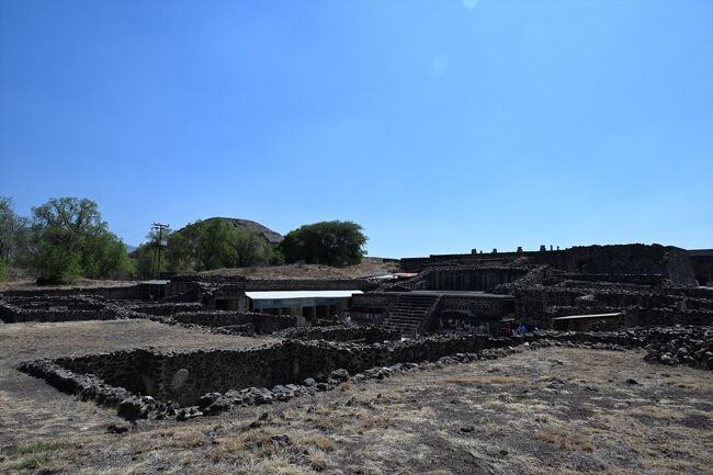 テオティワカン遺跡<br />月のピラミッド付近の駐車場から入場すると先ずは遺跡が広がっています