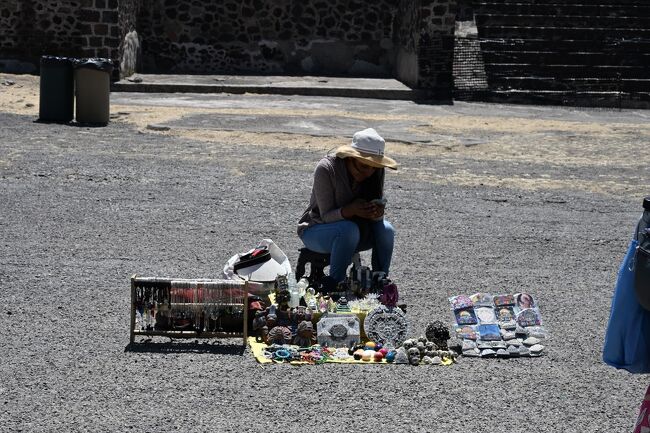 手芸品の売り子さんはスマホに夢中