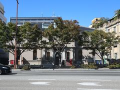 旧秋田商会の隣の｢下関南部(なべ)町郵便局｣（旧赤間関郵便電信局)です。
1900年(明治33)建設 　設計: 三橋四郎 施工: 岩崎組　 登録有形文化財

レンガ造モルタル仕上げ2階建建築で、現役郵便局舎としては日本最古のものです。