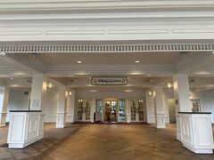 5:00
今回のアコモ「香港ディズニーランドホテル」に到着

香港ディズニーリゾートのオフィシャルホテルは3つあり、エクスプローラーズロッジとハリウッドホテルにはそれぞれ2回ずつ宿泊したことがあるのですが、ディズニーランドホテルは今回が初めて
2泊以上の宿泊で30%引きになるスペシャルオファーにて購入しました
