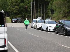 自宅から3時間弱、到着したのは鳥取県と兵庫県に接する岡山県北東部にある英田郡西粟倉村大茅の「おおがや芝桜公園」です。この公園には駐車場は無く、地元のボランティアスタッフの方が路肩に駐車するよう誘導してくださいました。