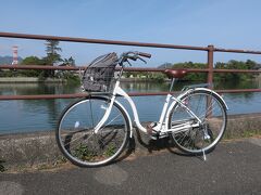 駅前にある貸自転車屋で自転車を1日レンタルしました。本日は萩城下町サイクリングです。まずは松本川に沿ってすこし上流に走ります。