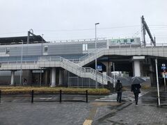 続いて近鉄八田駅
昭和１３年（1938）開業。平成１４年（2002）の下り線高架化で名古屋寄りに２００m移転、１７年（2005）の上り線高架化で今の駅舎となりました。

