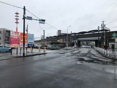 ウォーキングは左折で東山線の真上から離れ、常盤郡道を東へ。すると、あおなみ線の小本駅が見えてきました。
駅は平成１６年（2004）に開業。
