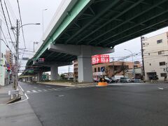 行きは写真右から名古屋高速５号万場線の下を西（写真奥）に歩きましたが、帰りは写真左から右折し、高速の下を東へテクテク。
