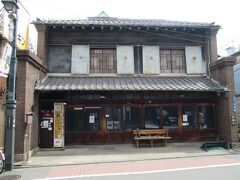 仲宿商店街に建つ板五米店。
1914年に建てられた土蔵造りの歴史ある建物です。かつては米穀の小売りを営んでいましたが、現在は弁当を販売したり観光案内をしたりする店になっています。
宿場の雰囲気が残る唯一の建物と言えます。