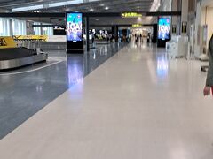 空港ターミナルをテクテク。