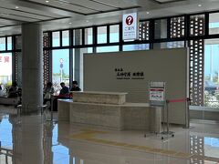 石垣島空港国際線ターミナル（この時、多くの人が座り込んで居ました）
私達は国内線ターミナルに移動すると、超ちょう長蛇の列。。。