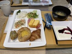 今日は、立川からディズニーシーに行きます！
起きて、スーパーホテルの無料朝食を～。

朝食は十分なんだけど、席数が少なく座れなくて、部屋に持っていこうと思ってたら、席が空いたので、朝食会場でいただきましたー。