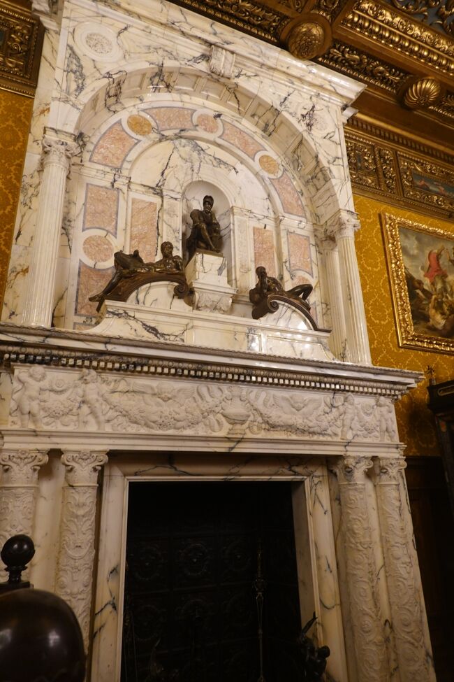 フィレンツエの間<br /><br />暖炉は大理石でできています。<br />暖炉の上部には、三体の像。<br />