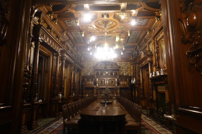 ダイニングルーム<br /><br />たくさんの人達での晩餐会などに使用するための食堂です。<br />ドイツ・ネオルネサンス様式で、食器はマイセン。<br /><br /><br />