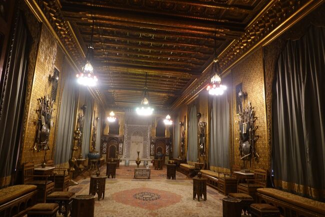 ムーア風ホール<br /><br />ムーアはイスラム教徒の呼称で、<br />フランスの建築家アンドレ・ルコンテ・ドゥ・ヌーゥイによって1890年から1892年に設計された部屋です。スペインのアルハンブラ宮殿の内装が採用されています。<br />