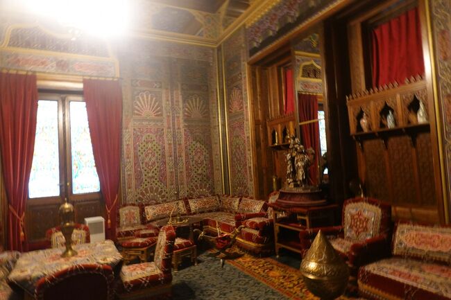 トルコ風サロン<br /><br />トルコ宮殿の内装が施されています。<br />背の低い椅子と、壁に埋め込まれたトルコ式ソファーが置かれています。<br />