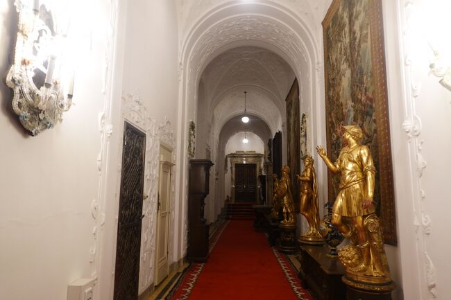 南側回廊<br /><br />名誉の殿堂を囲む回廊の南側で、壁には漆喰装飾が施されています。<br />