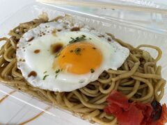 横手焼きそば。
フードコート内に出店しているお店目当てでしたが、野外でイベントをしており、藤春食堂さんが屋台を出されておりました。

さすがに、お腹がはちきれているので、2人でひとつ。