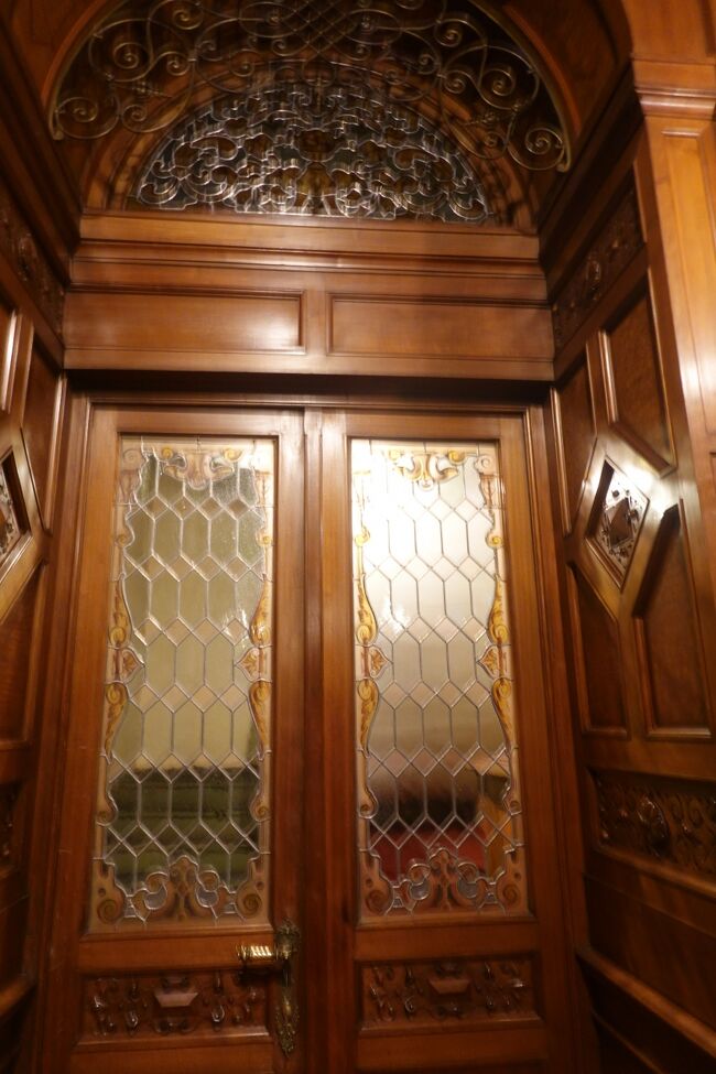 ペレシュ城を建設したカロル１世は、几帳面な性格で寝る時も王冠を被ったまま寝たそうです。睡眠ちゃんととれていたのかな？<br /><br />