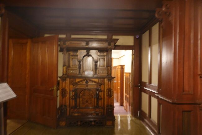 4階の部屋は来客用の客室、使用人の部屋など名前のない部屋になっています。部屋にはロープが張られ、中に入れないようになっていて、入口で写真を撮ります。<br /><br />