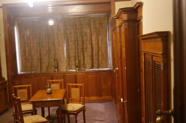 ダイニングルーム　４階<br /><br />食器棚とダイニンヅセットだけの部屋。<br /><br /><br />