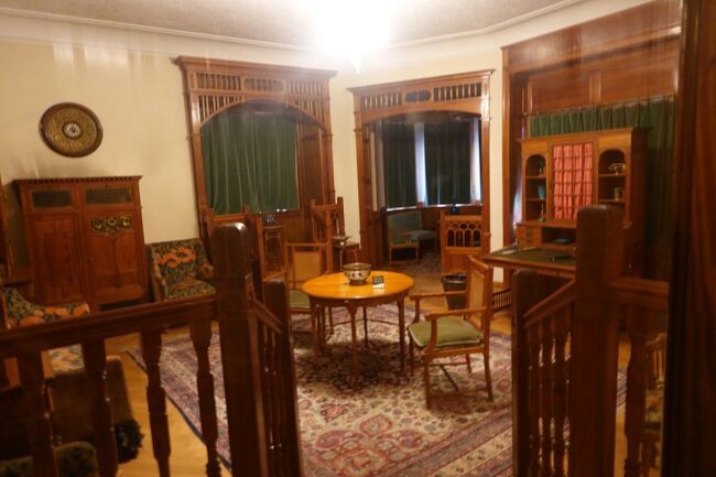 居室　４階<br /><br />張り出し窓にソファーが置かれ、中央にダイニングテーブルがあり、ライティングデスクもあります。<br />