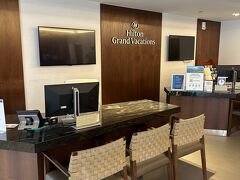 HiBusの乗り継ぎが悪く少し時間が空いたんで、ホクラニのレセプションロビーを覗きに来た。