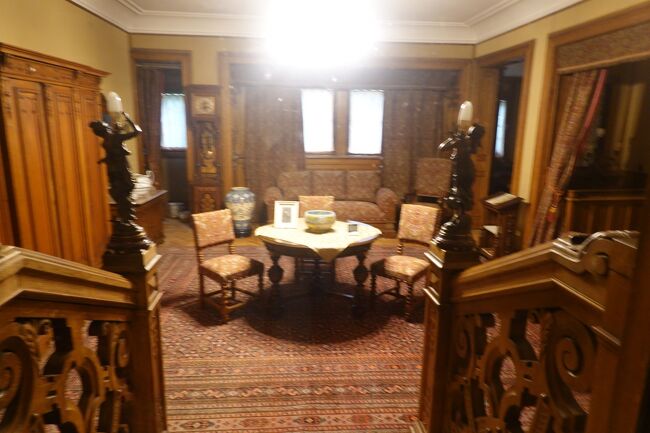 豪華客室　４階<br /><br />階段手摺の先に彫像やカーテン付のベッドなど、高価な調度品が置かれています。<br /><br /><br /><br />