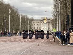 どうにかザ・マルに出たら、遠くから音楽が聞こえてきた。ちょうど衛兵交代の時間で、バッキンガム宮殿からセントジェームズ宮殿まで行進する衛兵たちがこちらへやってくる。