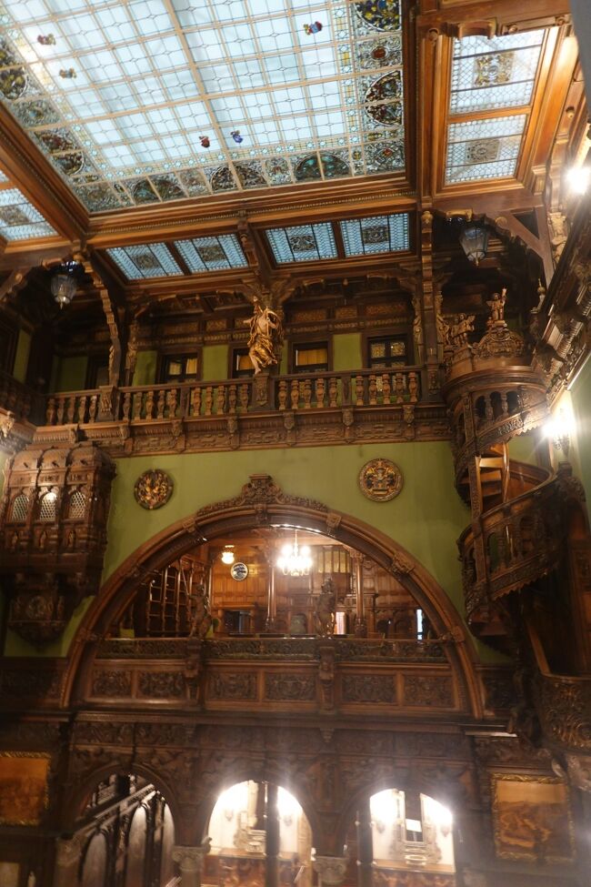 名誉の間<br /><br />三階と四階を螺旋階段で繋いでいます。<br />天井部分はステンドグラスになっているので、陽が差し込み照明がなくても明るいです。<br />