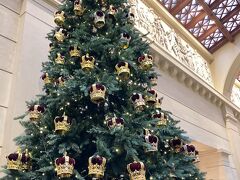 宮殿の裏側にあるキングスギャラリーのショップ。入口に大きなクリスマスツリーが飾られていた。

エリザベス二世の時代にはクイーンズギャラリーだったけれど、今は国王なのでキングスギャラリー。