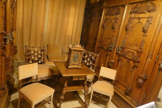 衣装室<br /><br />部屋の両側に木彫りで装飾が施されたクローゼットが設けられている、寝室の隣にある王の意匠室。