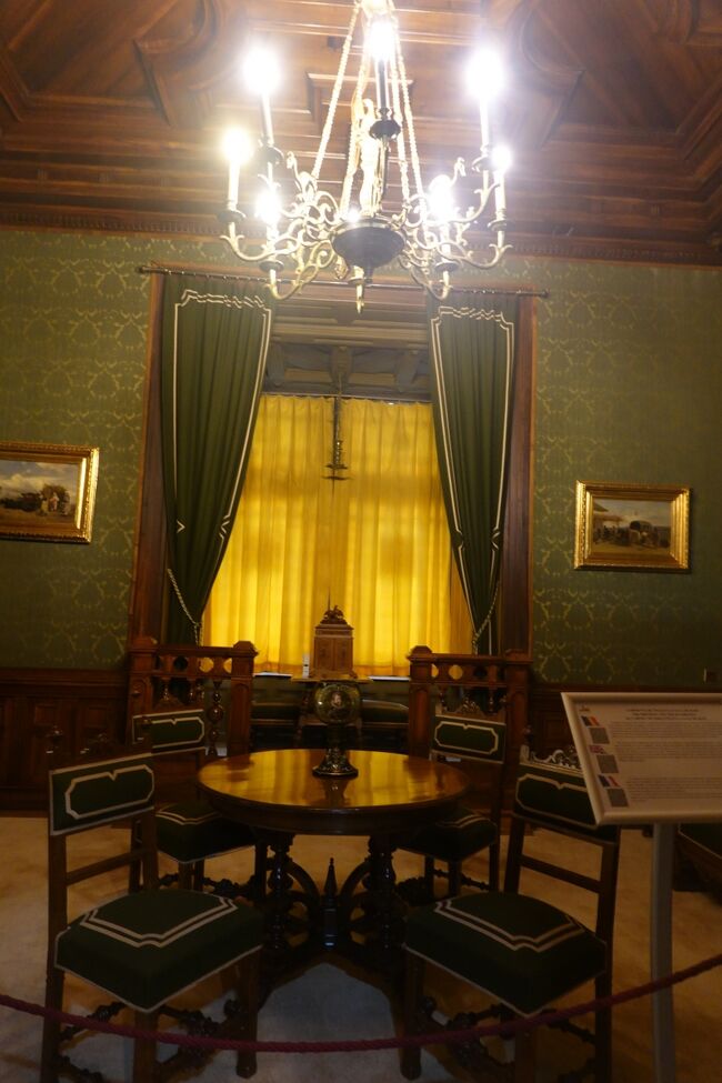 更衣室・化粧室<br /><br />国王が身支度を整える部屋です。<br />部屋の西側にトイレとバスルームが付いています。