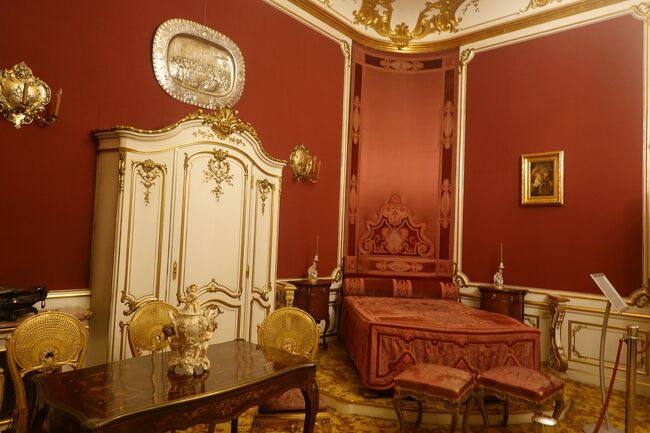 ロココ調の寝室　３階<br /><br />白色と赤色を基調に、金の唐草模様の装飾の美しい寝室です。<br /><br /><br /><br />