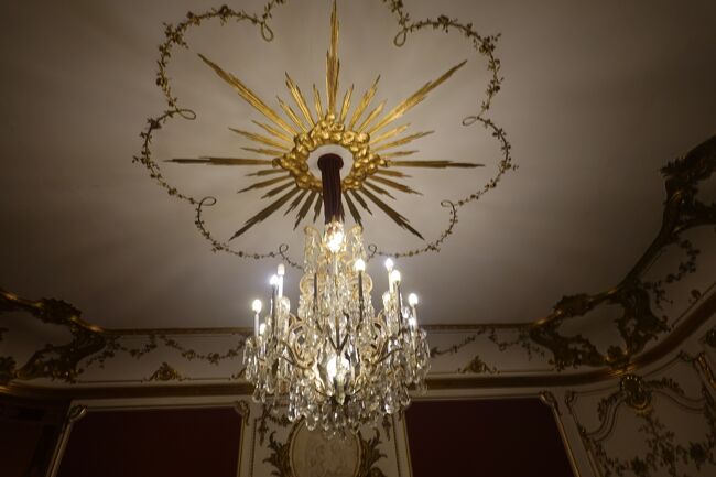 Domitoare　Rococo　ロココ調の寝室　<br /><br />天井のシャンデリアが豪華ですね。