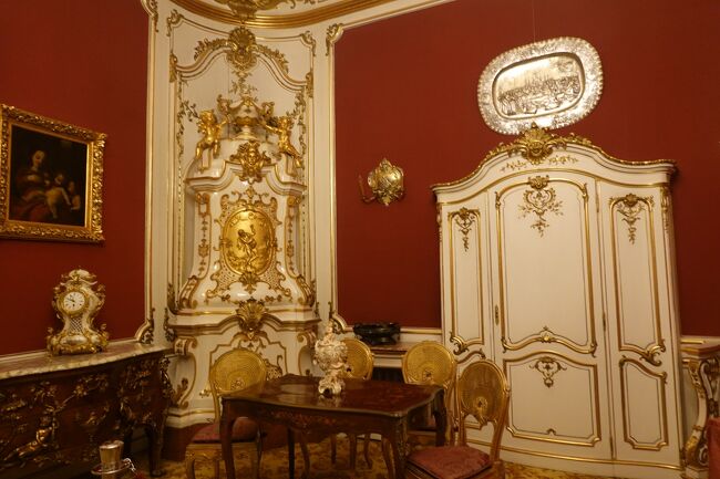 Domitoare　Rococo　ロココ調の寝室<br /><br />家具調度品もバロック・ろここ様式のものです。<br />