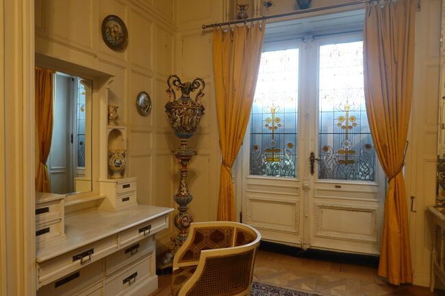 Camera　de　alb　白の間　３階<br /><br />ロココ調の寝室の隣の部屋で、白を基調とした内装の部屋です。<br /><br /><br />