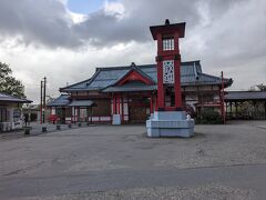 のどかに広がる越後平野を抜け、３０分で弥彦駅到着です。

しかし天気は下り坂。