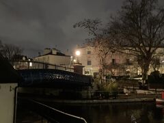 駅から運河沿いの道を歩いてリトル・ヴェニスへ。ここも映画で使われた。飛び出す絵本を盗んだブキャナンをパディントンが追いかけるシーン。
撮影時と同じ夕刻に訪れることができて良かった。