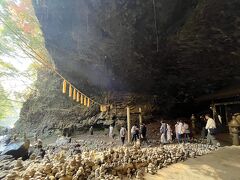 天安河原は天岩戸神社からずっと奥の方にあります　足元に気を付けて歩いていきます　八百万の神々がこの河原に集まり相談したとされる大洞窟でここはパワースポットです