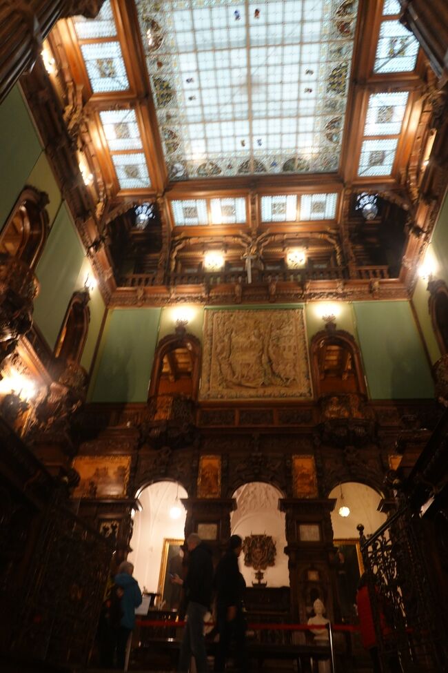 名誉の間<br /><br />城内に入ってすぐの階段をのぼったところにある『名誉のホール』は、クルミの木をふんだんに使った重厚な空間で、お城の中心部になります。<br /><br />