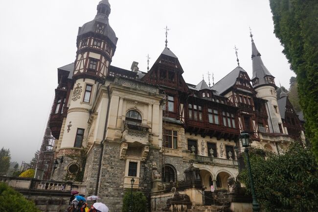 見学を終え外に出たら、強い雨が降っていて折りたたみ傘が出動します。<br />