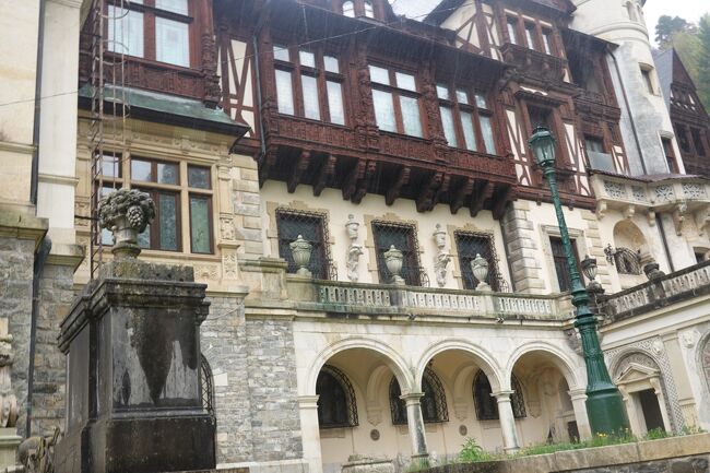 ツアー見学後の出口が右端にあり、中学生ぐらいの男女のグループが土砂降りになった空を見ていました。朝はまだ雨が降っていなかったから、傘を持って来ていなかったのかな？<br />