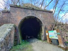 サルを刺激しないように、静かにトンネルに到着。

保存状態がいいレンガトンネル、親不知ずい道。
中に入ろうとしたら、冬季は通行止め・・ガーン！
