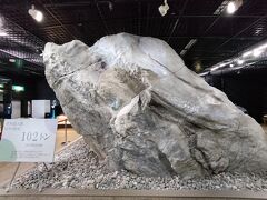 道の駅の敷地内にある、入館無料の「翡翠ふるさと館」にイン。
こんなに大きな岩もヒスイなの！？

いろんな色があるヒスイ、ぼんくらな私の目では見分けられないかも。