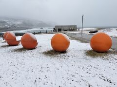 上越市の「道の駅　うみてらす名立」に着いた時には、うっすら積雪。

敷地内のポケットビーチ、夏は海水浴ができるみたい。
さすがに、今は誰もいない。

