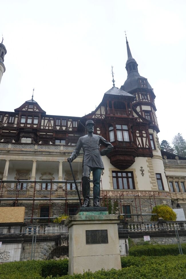 庭園には1933年に建てられた、カレル１世の像があります。<br />