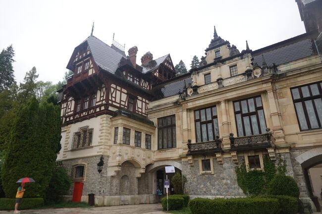 （見学後撮影）<br /><br />中央を入り右側が入口で、左側に窓口１つだけのチケット売場があります。<br />チケット売りの窓口が１か所だけって少なくない？お城の手前に、チケット売り場があったのかな？<br /><br />